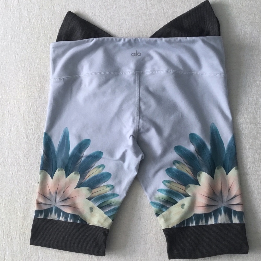 Alo Yoga Goddess Ribbed Legging Woman’s Size Large Tropical Feathers Print/Grey - Picture 6 of 13